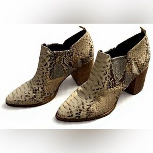 Report- EUC- Tessie Ivory Faux Snake Skin Booties- 7.5